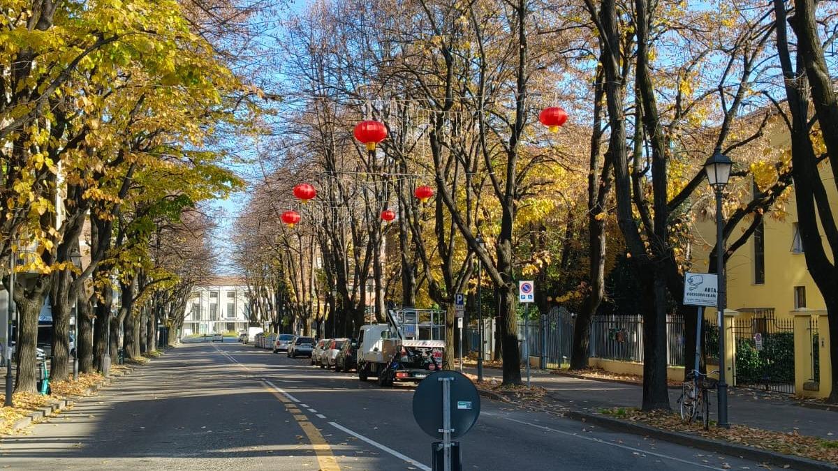 La comunità cinese dona 45 lanterne per illuminare viale IV Novembre. L’assessore: «E’ una buona notizia, non una minaccia»