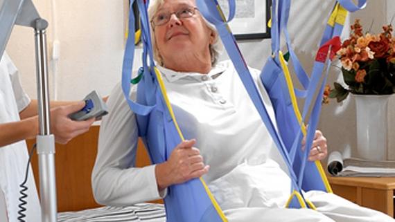 Disabili e pazienti spostati con le braccia: in ospedale manca il sollevatore elettrico