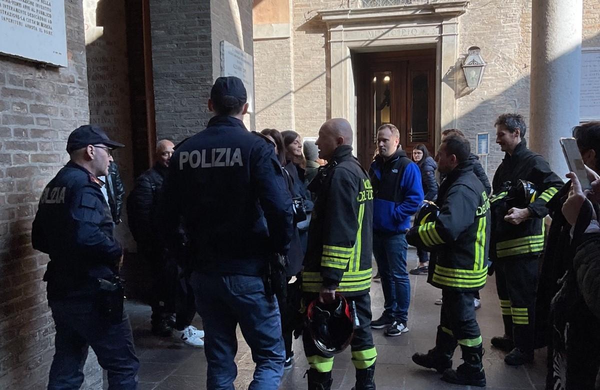 
	L'evacuazione del municipio

