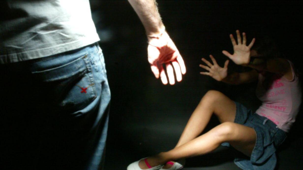 Una donna aggredita (foto d'archivio)