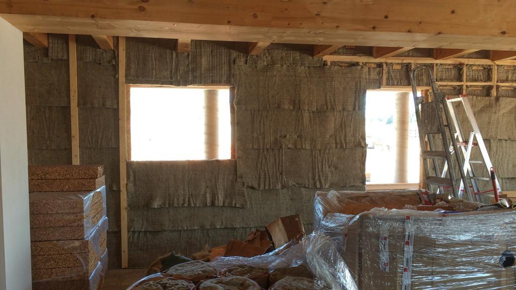 La casa durante l'installazione della lana isolante, risultata infestata dalle larve