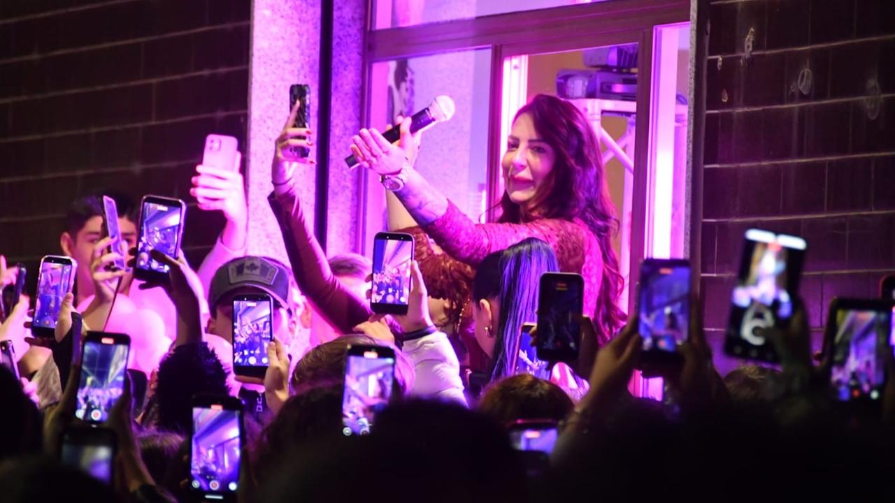 La super influencer manda in tilt un quartiere di Sassari, 1500 persone bloccano la strada – Ecco chi è