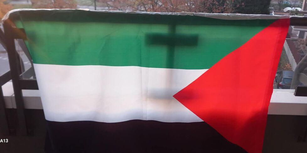 
	La bandiera&nbsp;nel balcone di Arturo Ghinelli

