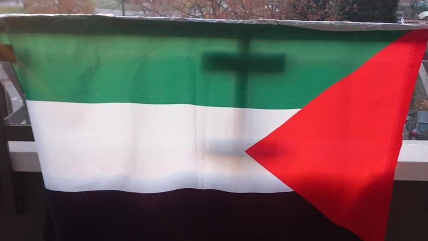 La bandiera nel balcone di Arturo Ghinelli