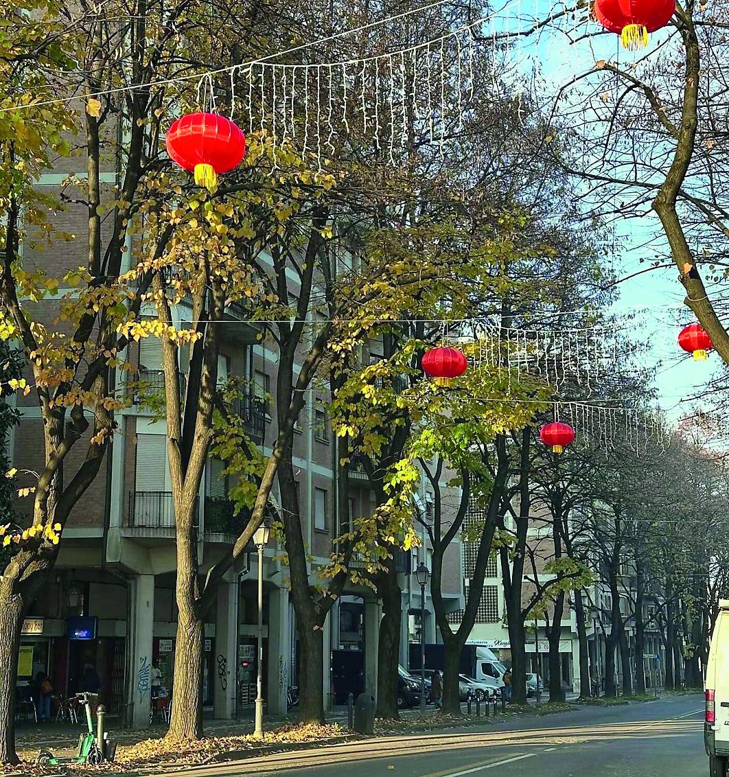 Lanterne cinesi, perché l’installazione ha fatto arrabbiare i residenti della zona stazione