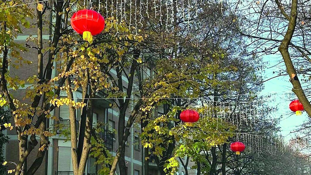Lanterne cinesi, perché l’installazione ha fatto arrabbiare i residenti della zona stazione