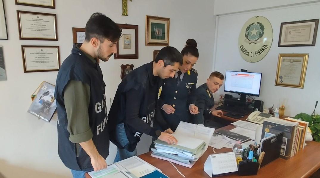 Prato, confiscati beni per 400.000 euro a un evasore che aveva il conto in Svizzera
