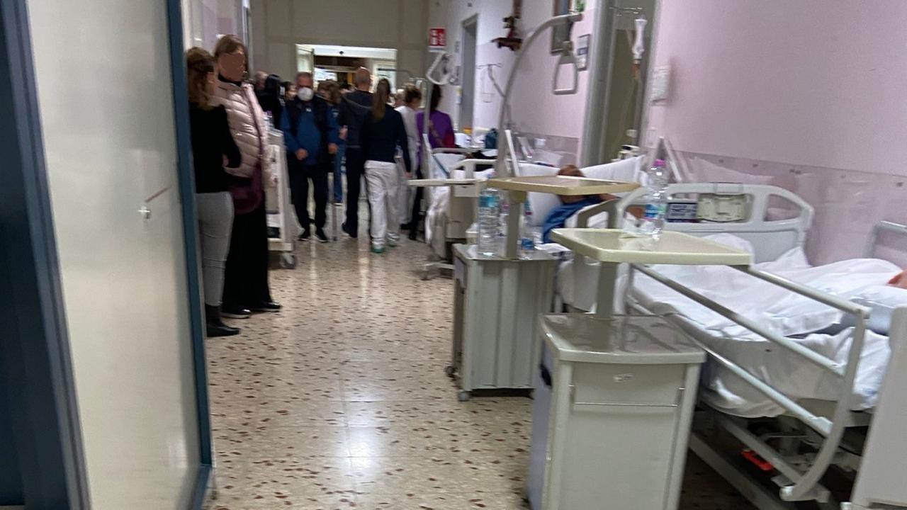 Cardiochirurgia di Sassari, i corridoi come stanze: accanto al muro anche dieci barelle