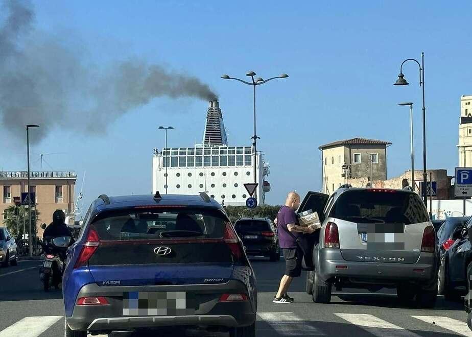 Una nave in partenza dal porto