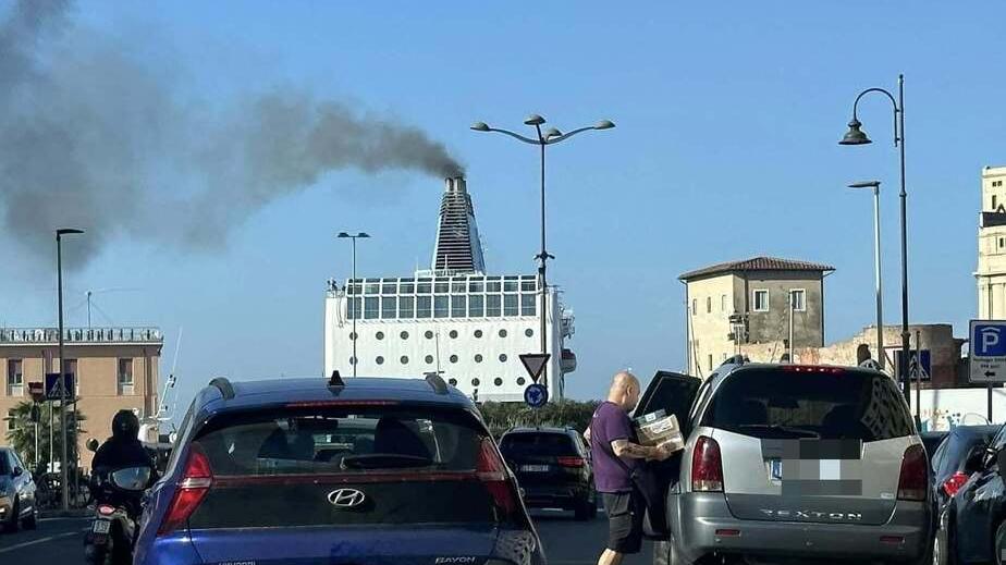 Una nave in partenza dal porto