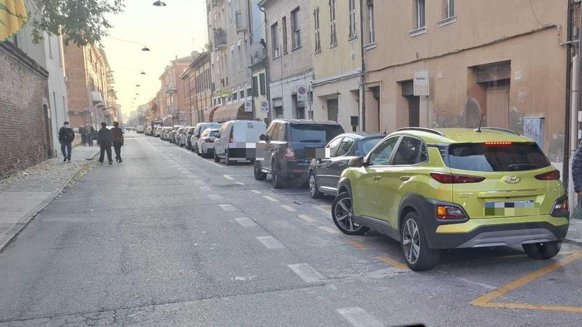 Fermate piccole e parcheggi selvaggi, a Ferrara prendere il bus è un’impresa