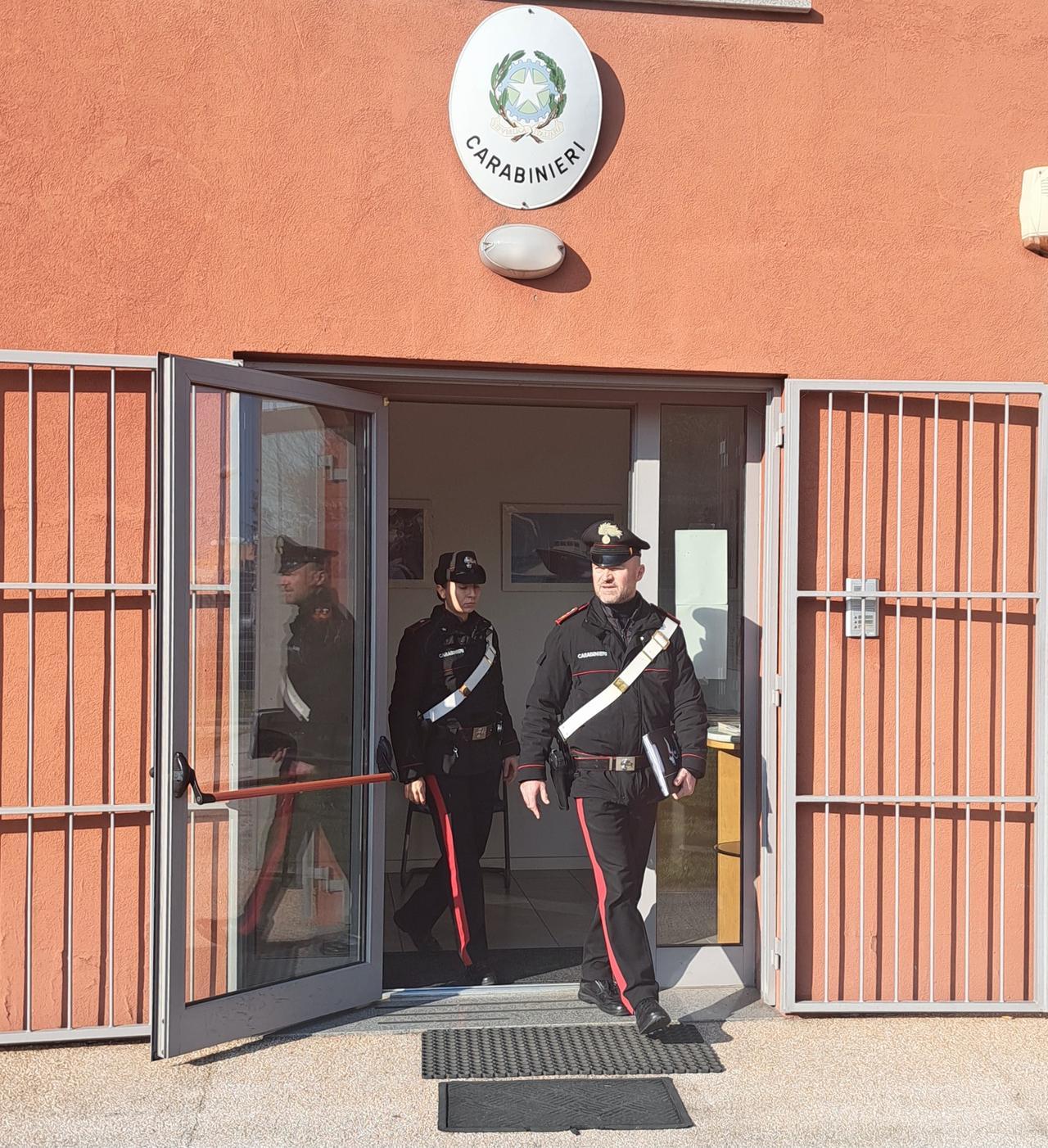 La truffa stradale degenera in aggressione: prima l’accusano di un investimento, poi la violenza