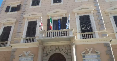 La Maddalena, non ci sono aree per custodire i chioschi estivi smontati: il caso diventa politico