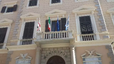 La Maddalena, non ci sono aree per custodire i chioschi estivi smontati: il caso diventa politico