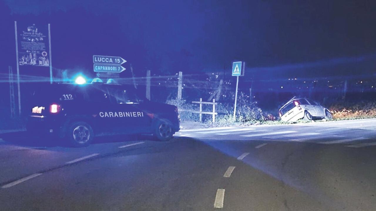 L'auto nel fosso dopo l'inseguimento