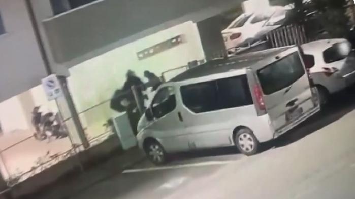 Un frame del video che mostra l'aggressione