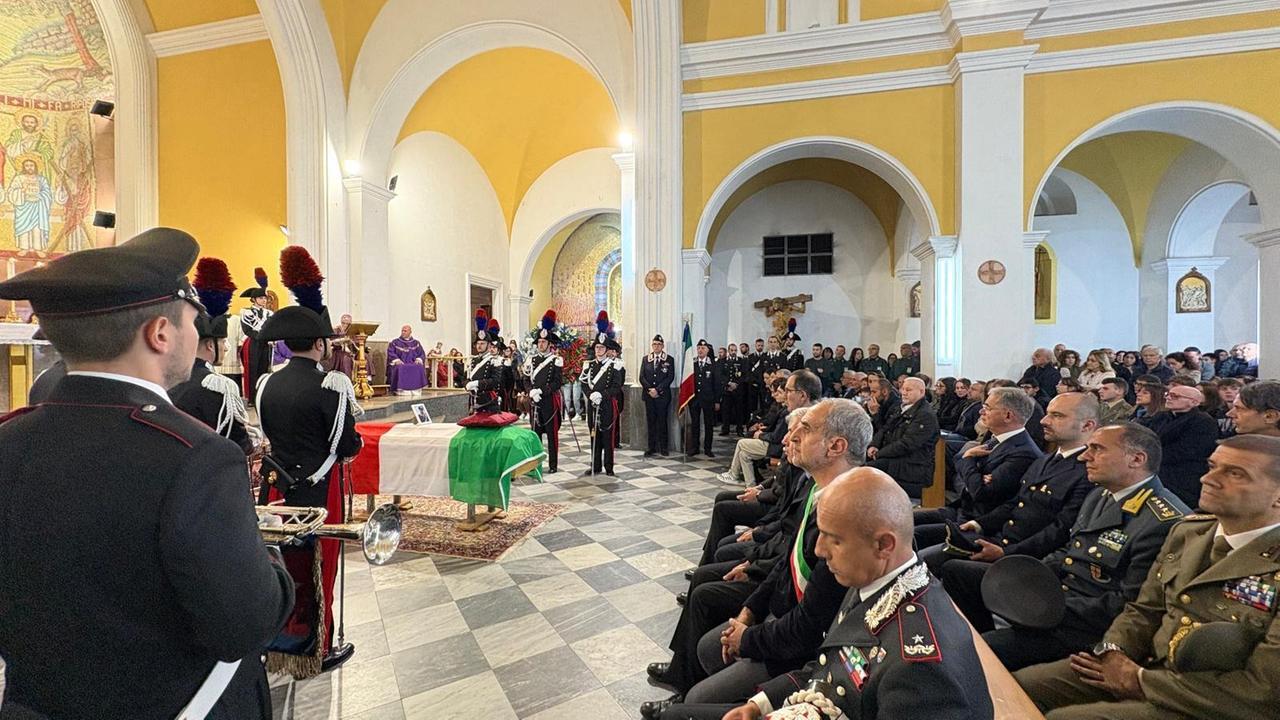 Buddusò si ferma per l’ultimo saluto al carabiniere Sebastiano Marrone: bara avvolta nel tricolore