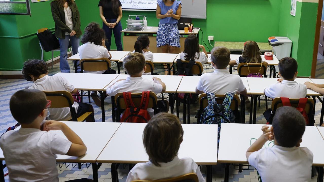 Tragedia sfiorata in classe, bambino rischia di soffocare per un pezzo di pane: salvato da due insegnanti