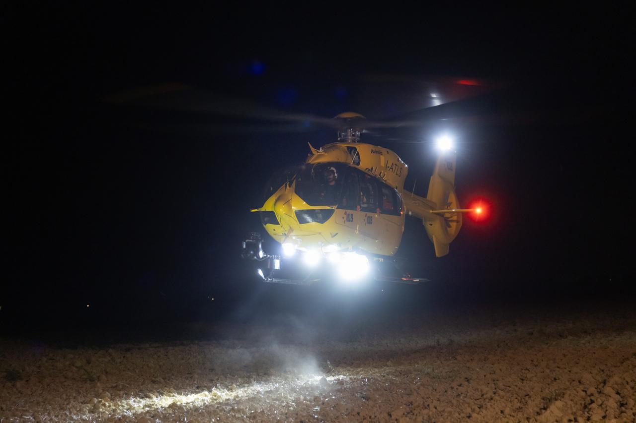 Sbalzato fuori dall’auto dopo l’incidente a Bosco Mesola, è grave