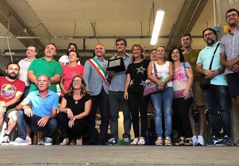 Luigi Nottoli al centro con una targa ricevuta qualche tempo fa