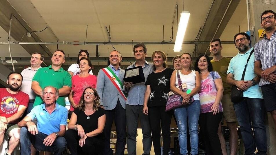 Luigi Nottoli al centro con una targa ricevuta qualche tempo fa