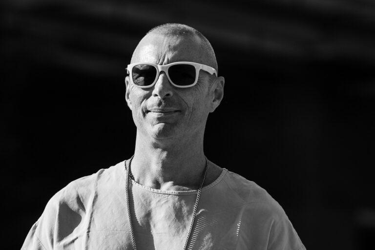 Spiava Alex Britti in casa, chi è l’ex compagna condannata