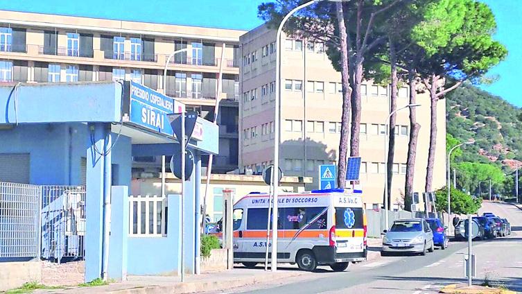 Sanità, la denuncia di un figlio: «Ho portato via mio padre 87enne dal pronto soccorso dopo 48 ore in corsia»
