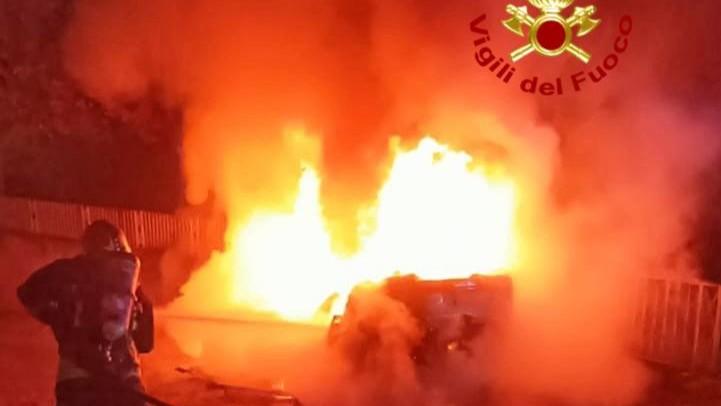 Auto in fiamme nella notte a Nuoro: si sospetta il dolo