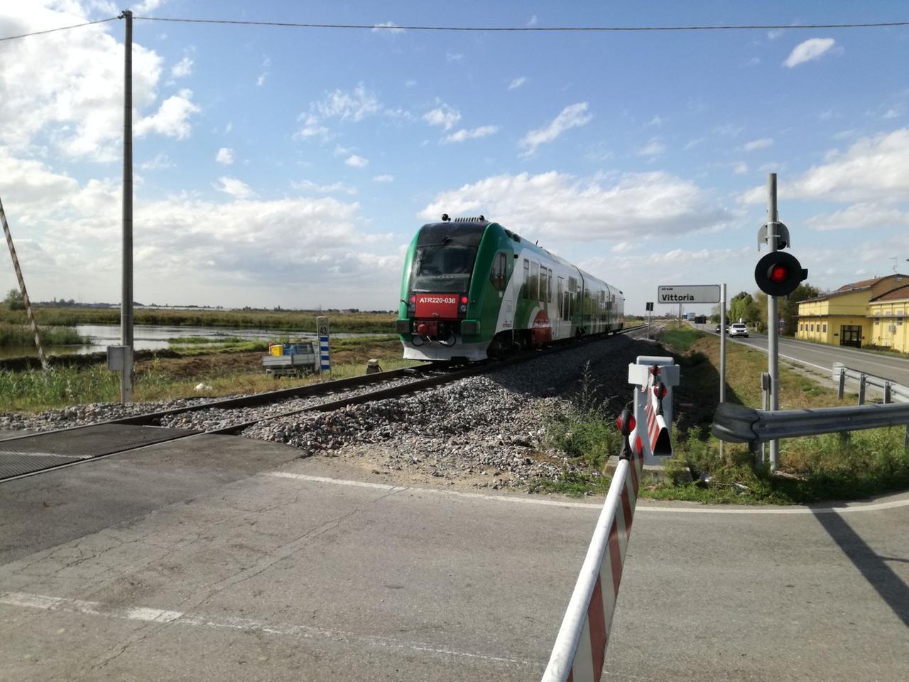 Il treno di “prova” ieri ad un passaggio a livello vicino a Novellara
