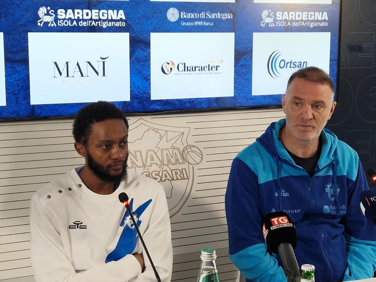 
	<strong>Desure Buie </strong>(a sinistra) e coach <strong>Veljko Mrsic</strong>

