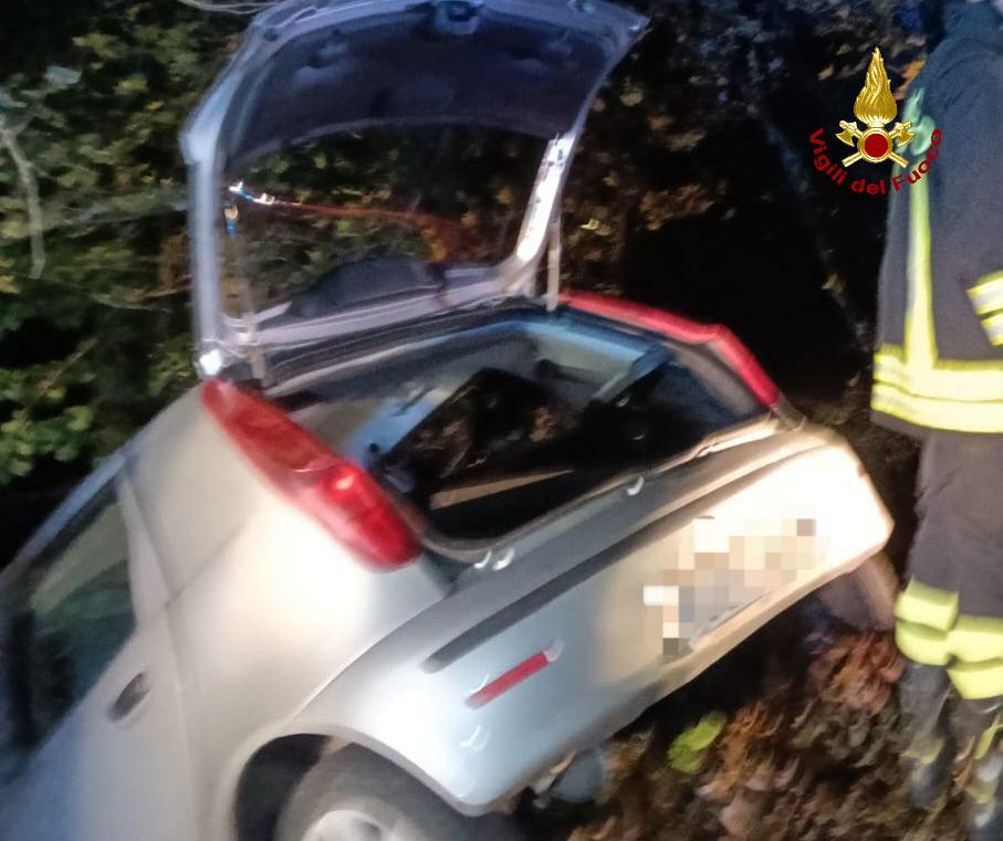 Finisce fuori strada e si schianta contro un albero: ferito un 74enne