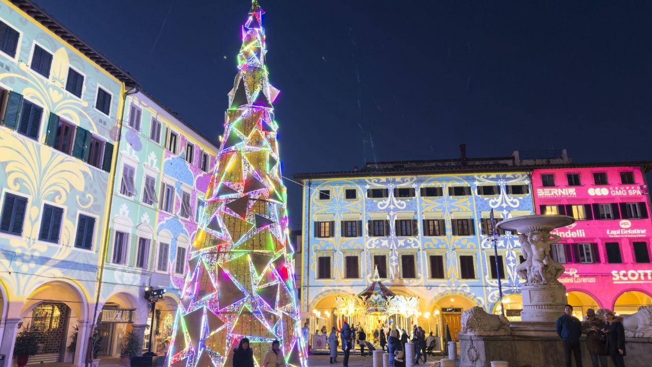 Empoli, l'albero da record e la ruota panoramica: si “accende” la città del Natale 2025