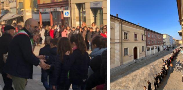 Scandiano, per la Giornata mondiale della Gentilezza, il sindaco Nasciuti stringe la mano a 400 giovani studenti