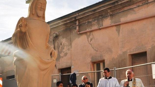 L’arcivescovo benedice la nuova statua del Cristo