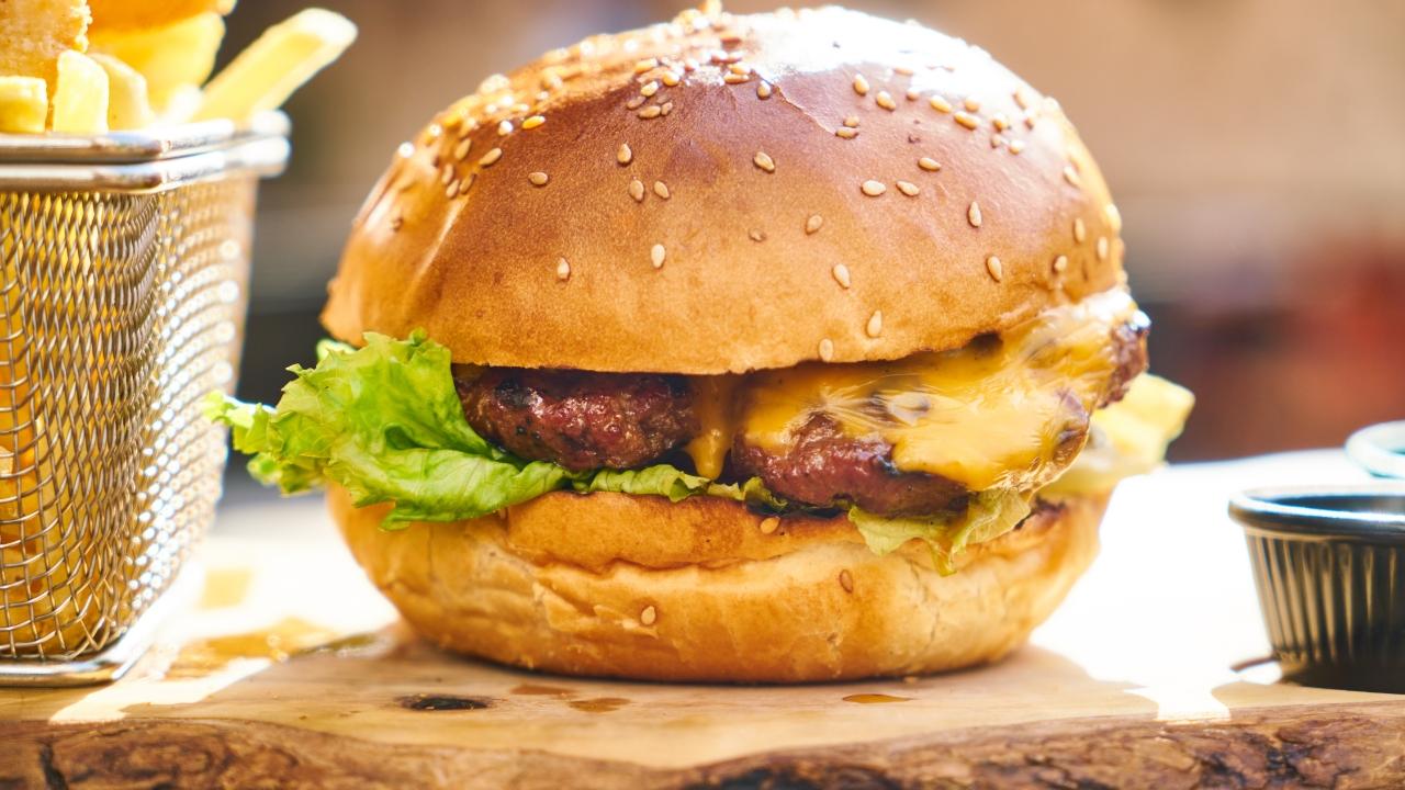 Il giovane ha ingerito un hamburger intero