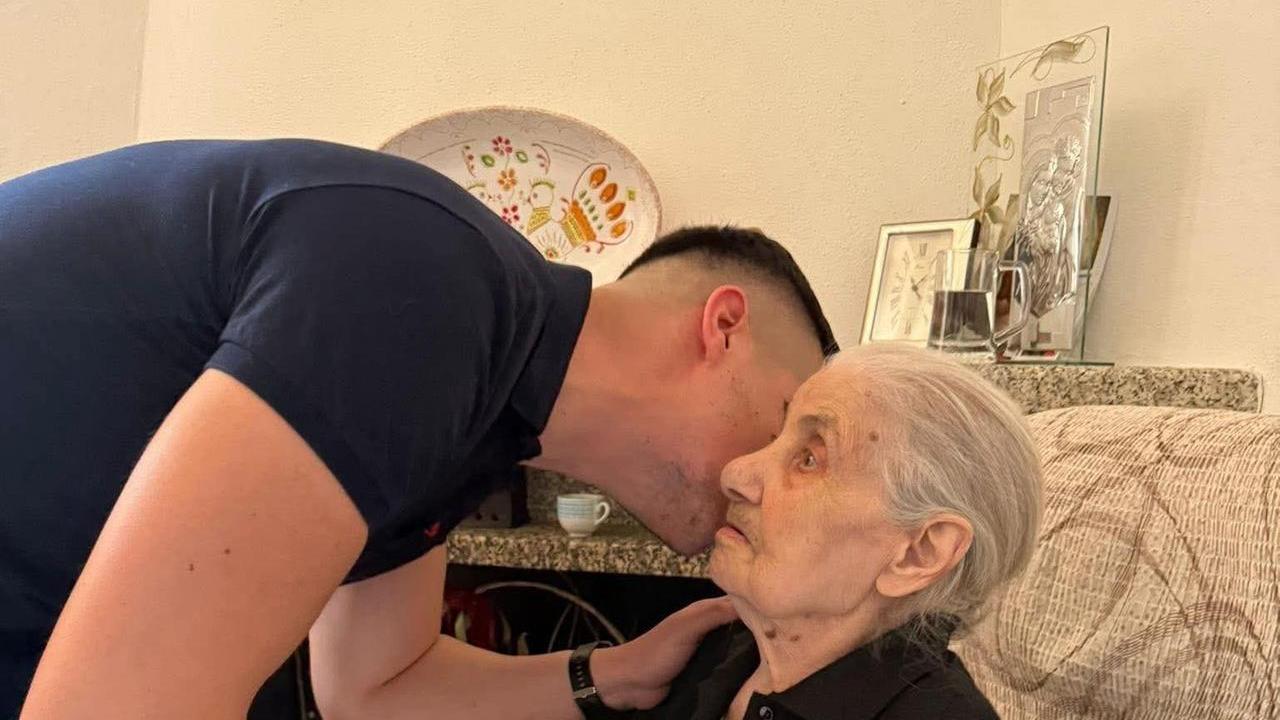 La nonnina di Onifai Luisa Monne con il sindaco Luca Monne