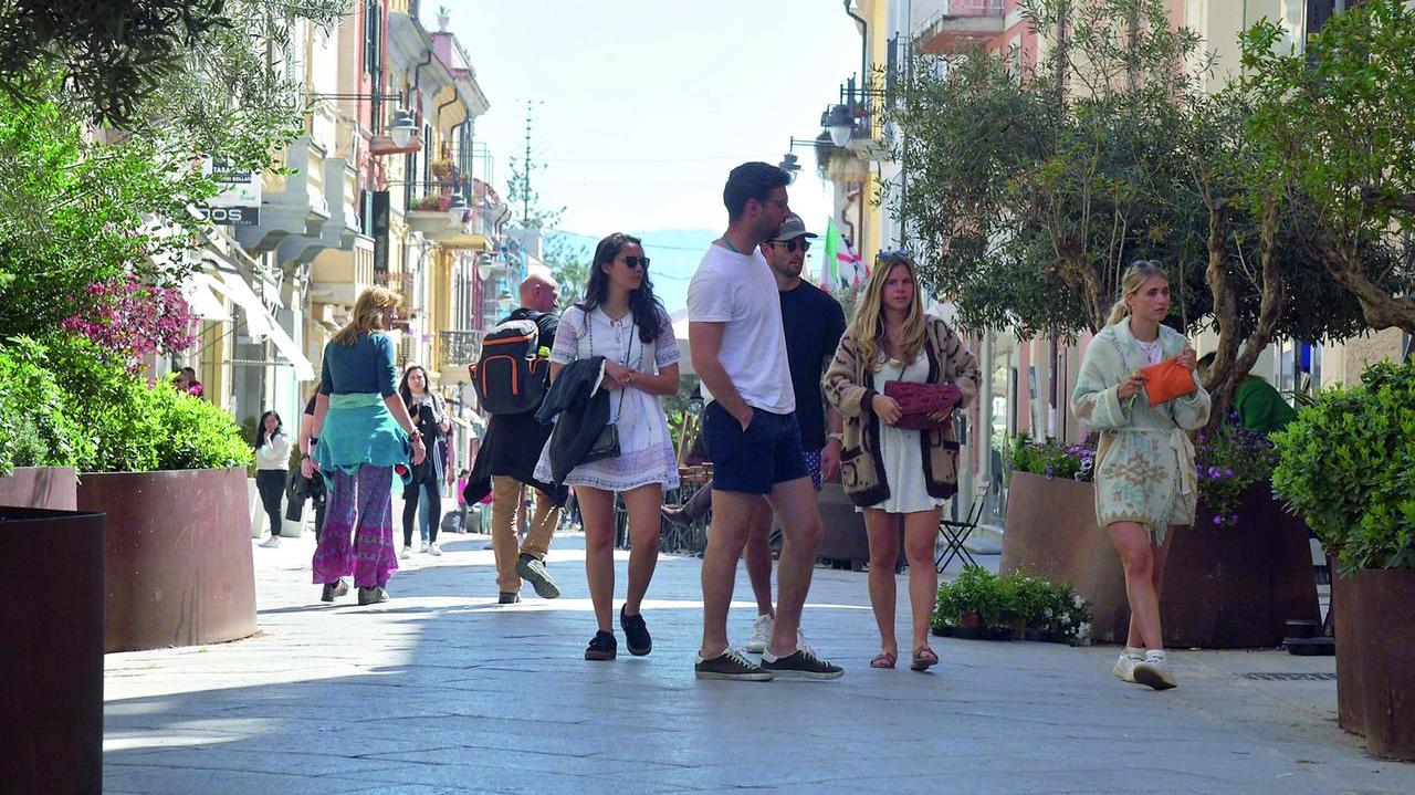 Turisti nel centro di Olbia