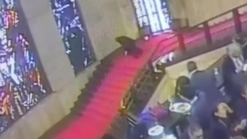 Emanuele Cani racconta la caduta contro la vetrata di Sironi: «Sono inciampato in un tappeto, ho avuto paura di morire»