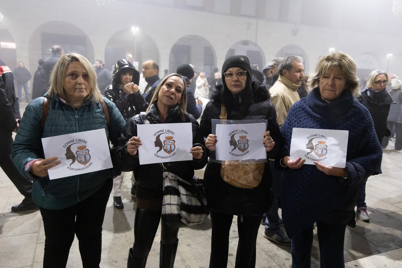 Portomaggiore scende in piazza e parte la rabbia delle donne: «Indignate per quelle parole»
