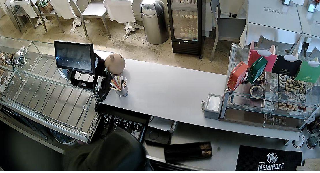 
	Il ladro mentre armeggia con la cassa in un frame delle telecamere di videosorveglianza del locale&nbsp;

