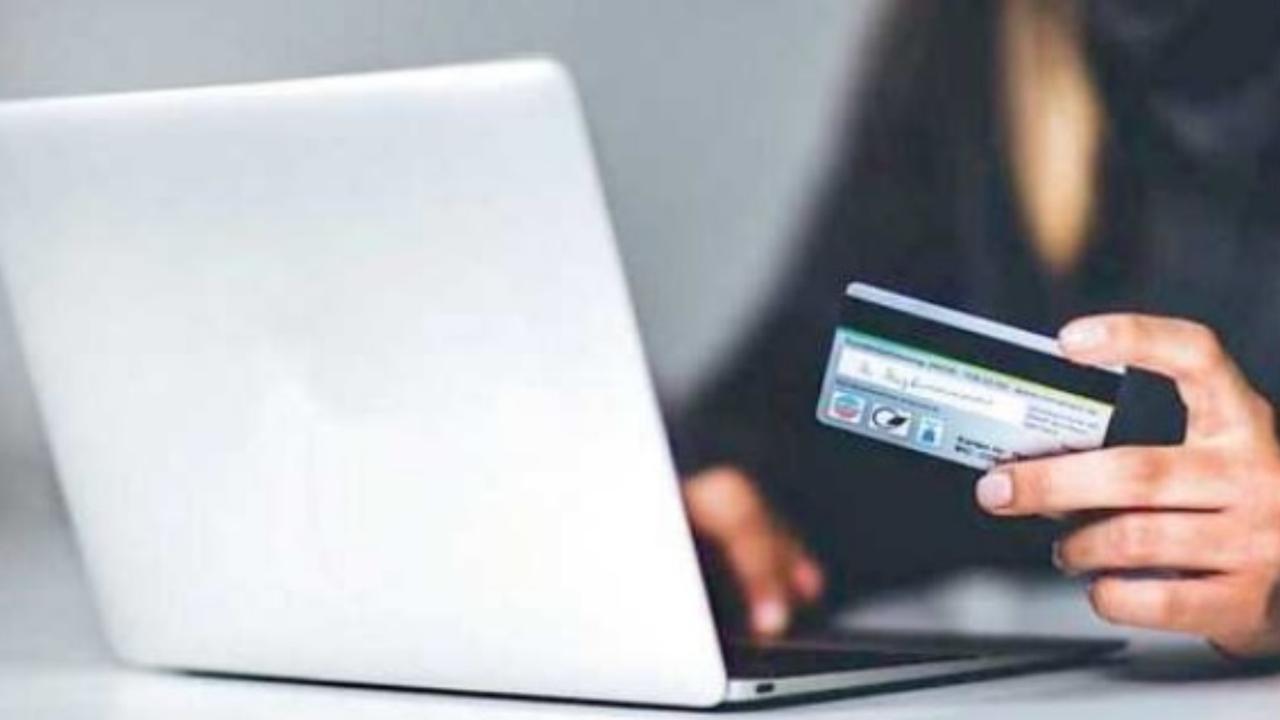 La truffatrice paga con bonifici falsi