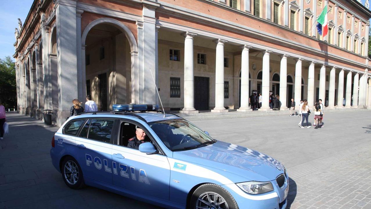 Scoppia la rissa davanti al Teatro Valli per un tentato furto: quattro denunciati