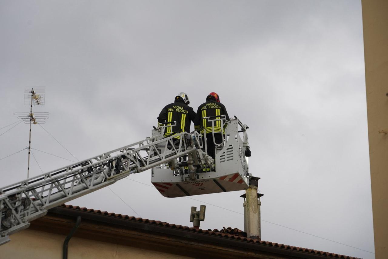 
	L'intervento dei vigili del fuoco (foto Stick)

