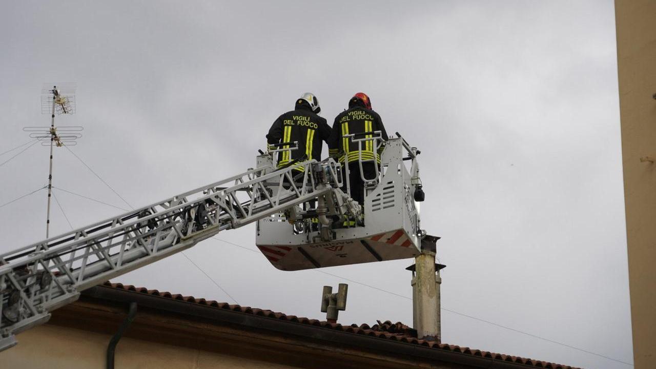 L'intervento dei vigili del fuoco (foto Stick)