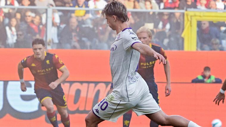 L'attaccante in azione contro il Genoa