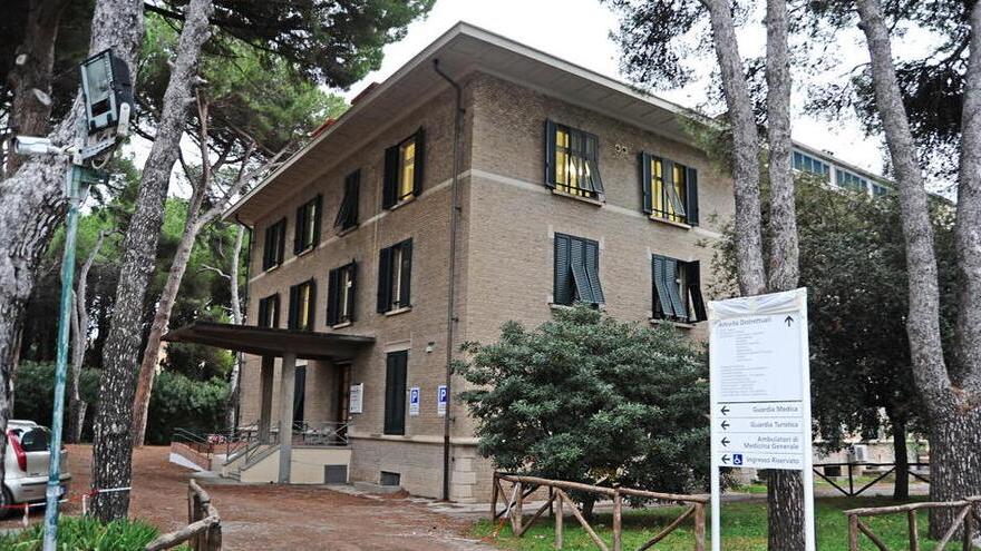 La sede dell’ex ospedale di Rosignano in via Aldo Moro che oggi ospita il distretto sanitario (Foto d’archivio)