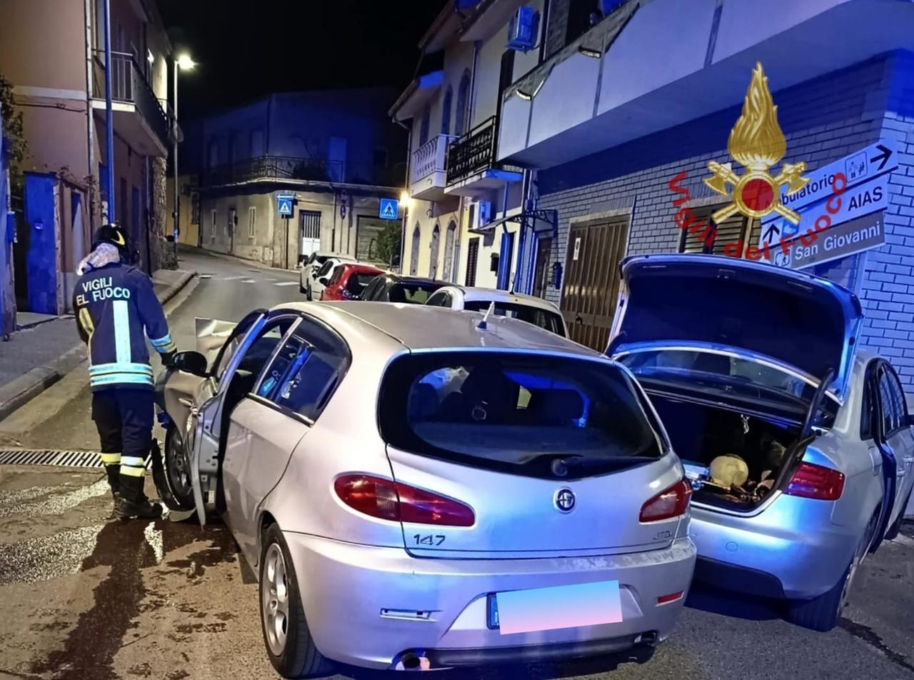 Schianto fra due auto: 5 feriti in ospedale