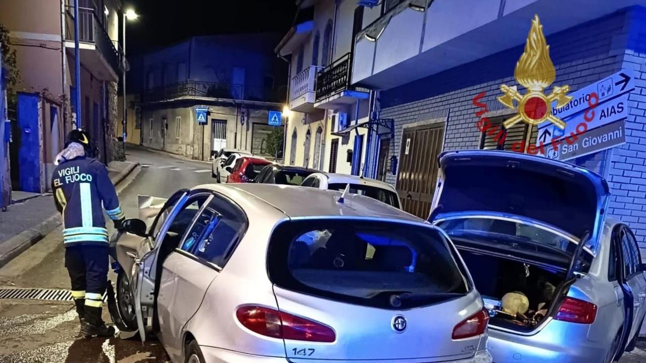 Schianto fra due auto: 5 feriti in ospedale