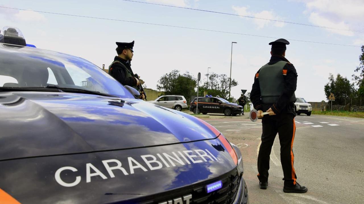 Si stende sui binari mentre arriva il treno: salvato dal macchinista