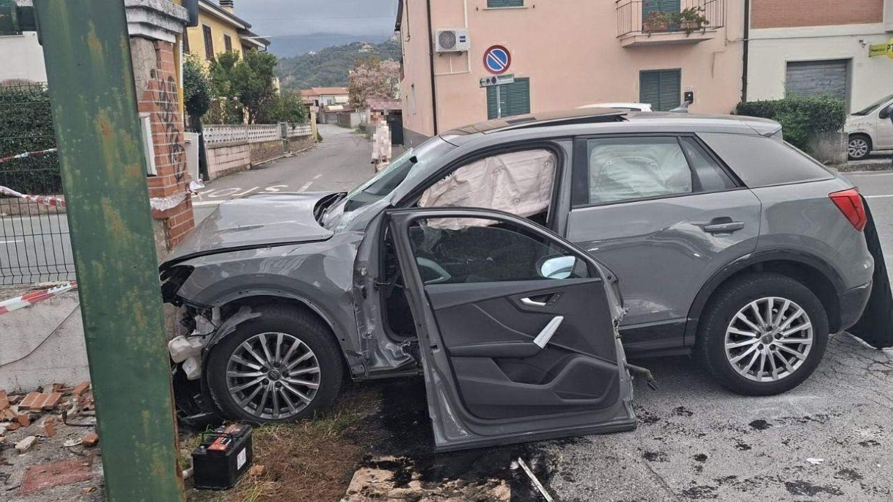 L'auto contro il muretto